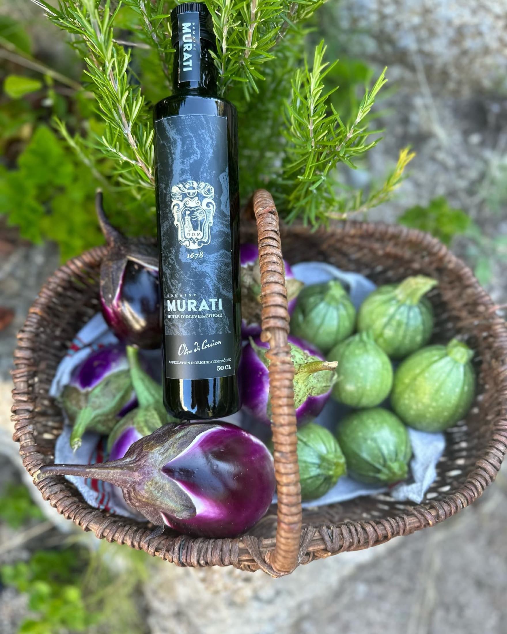 Bouteille Domaine Murati dans un panier de légumes