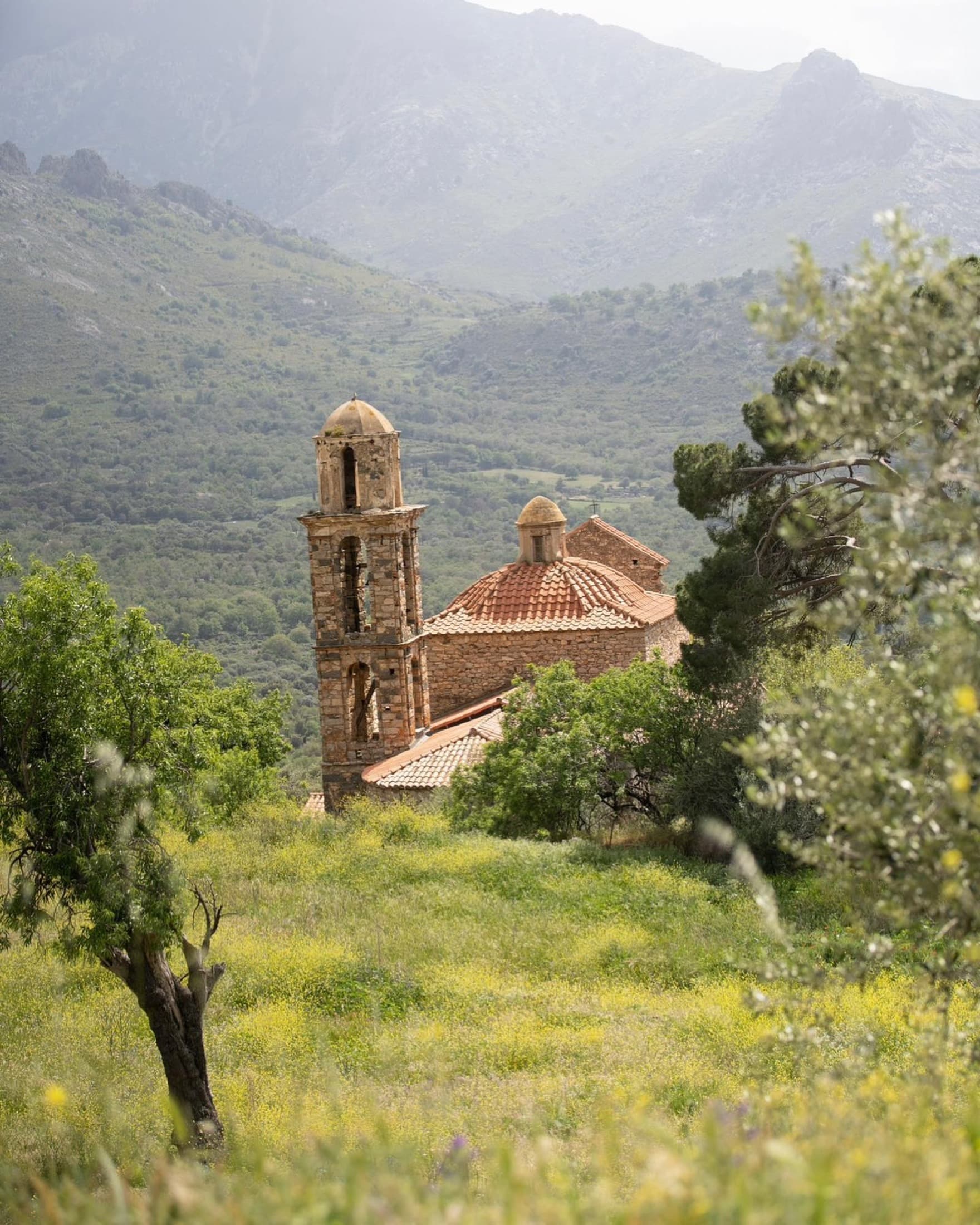 Paysage de Balagne, clocher et montagnes